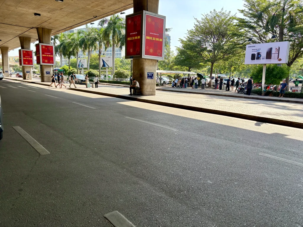 タンソンニャット空港の国際線出口。Grab乗り場へはここから横断歩道を渡ります。 待機禁止エリア