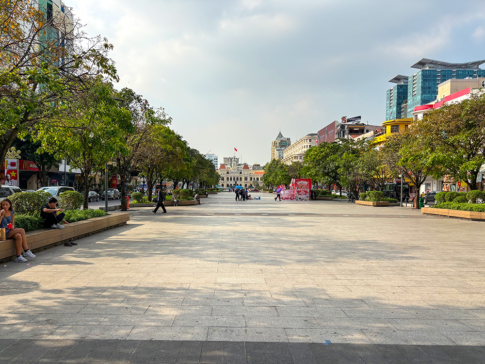 歩行者天国のグエンフェ通り
奥に市庁舎が見える