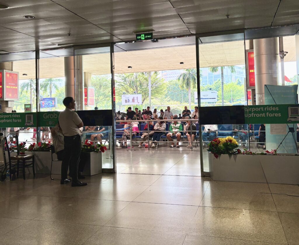 タンソンニャット空港の国際線出口。Grab乗り場へはここから横断歩道を渡ります。