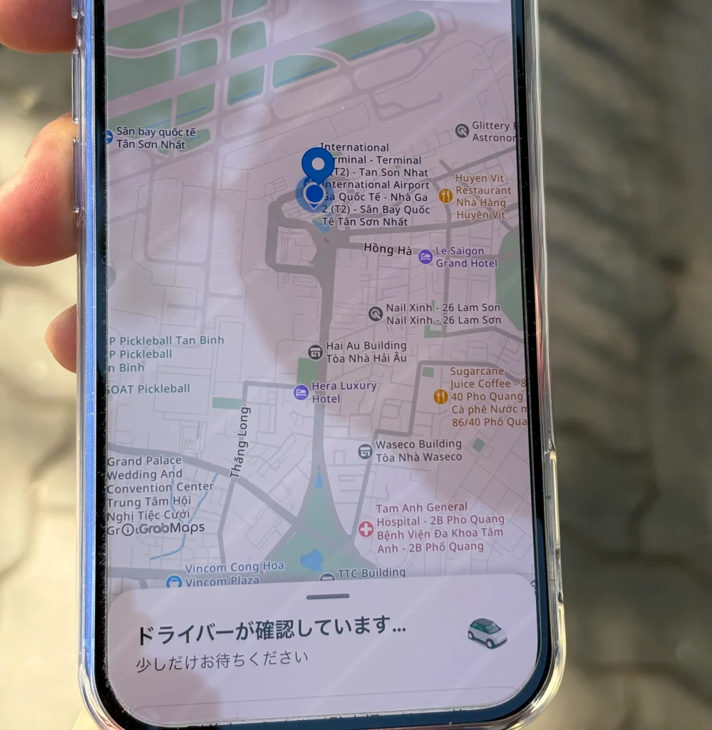 Grabアプリの行き先入力画面。タンソンニャット空港からの呼び方の手順。
