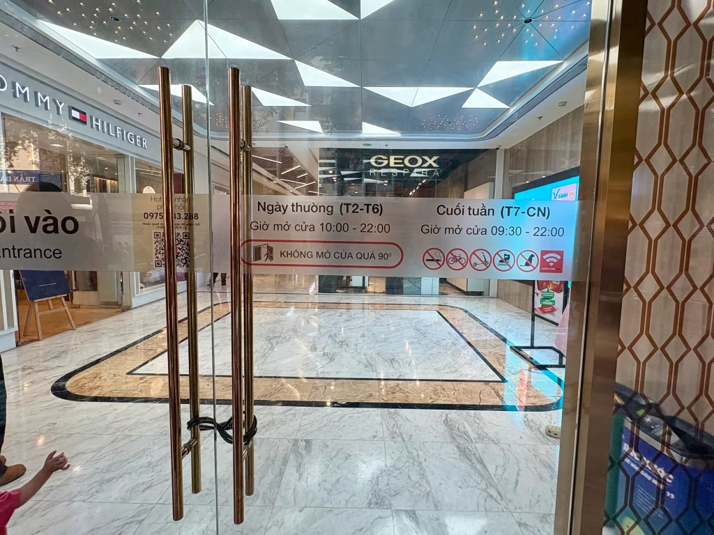 ホーチミン市内のWinMart（ウィンマート）スーパー入り口の外観