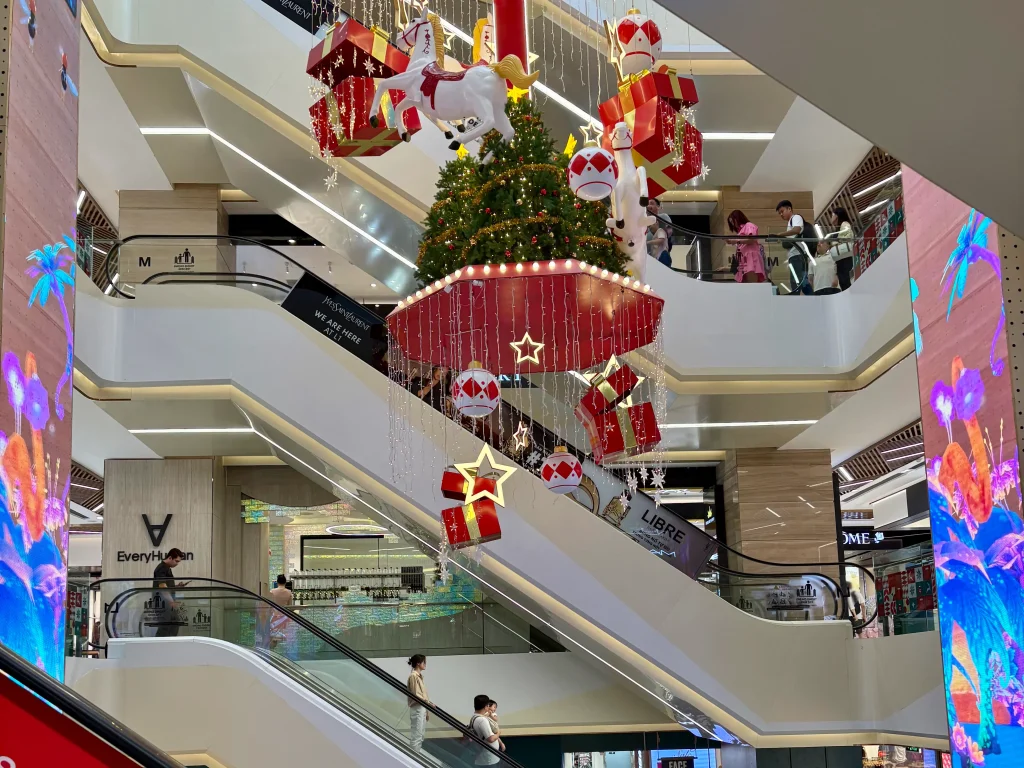 ホーチミンのスーパーWinMart店内の様子。お土産探しに最適な1区の人気スポット