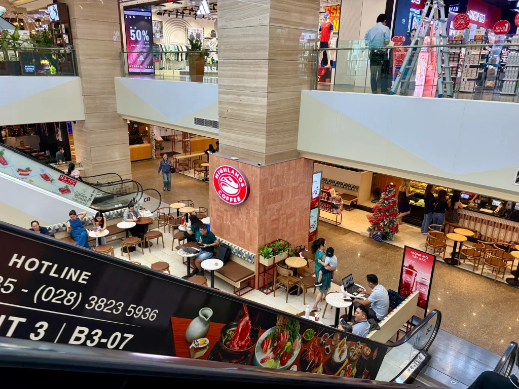 ホーチミンのスーパーWinMart店内の様子。お土産探しに最適な1区の人気スポット