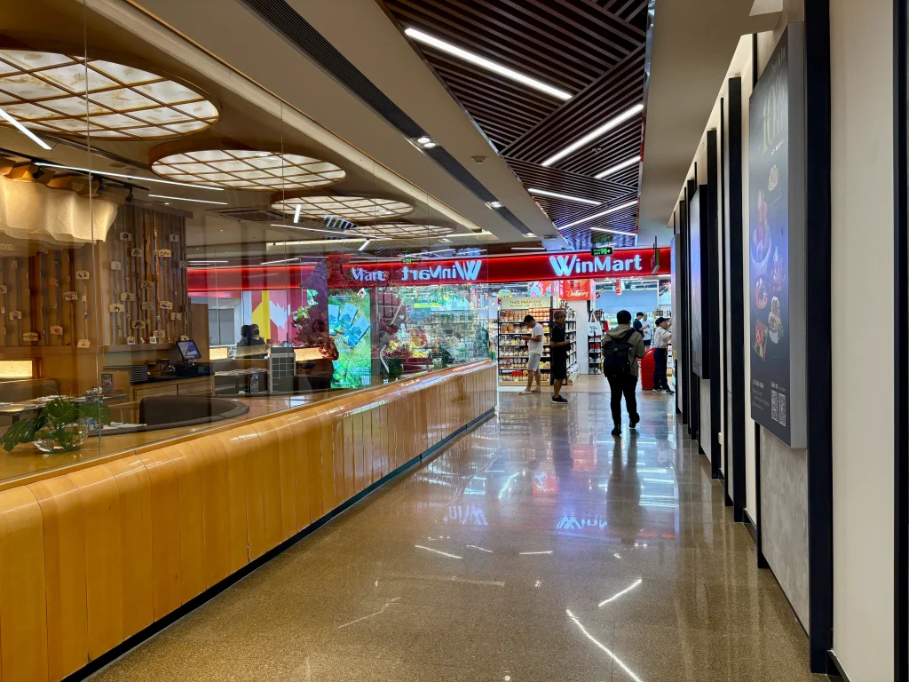 ホーチミンのスーパーWinMart店内の様子。お土産探しに最適な1区の人気スポット
