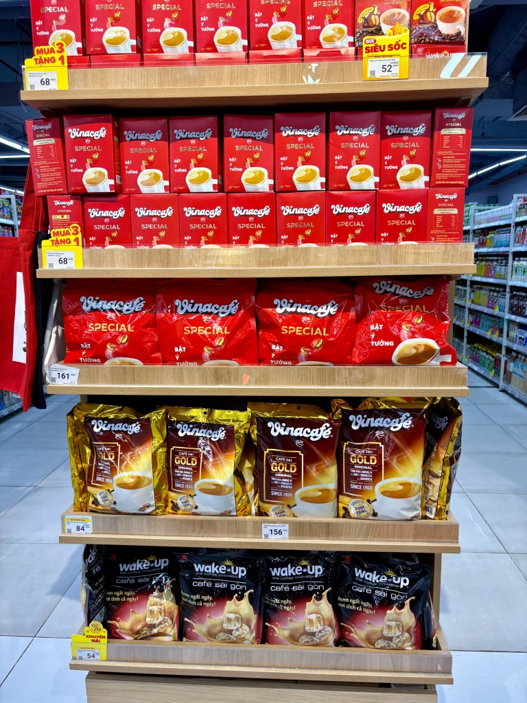 ベトナム土産に人気のインスタントコーヒーが並ぶWinMartの陳列