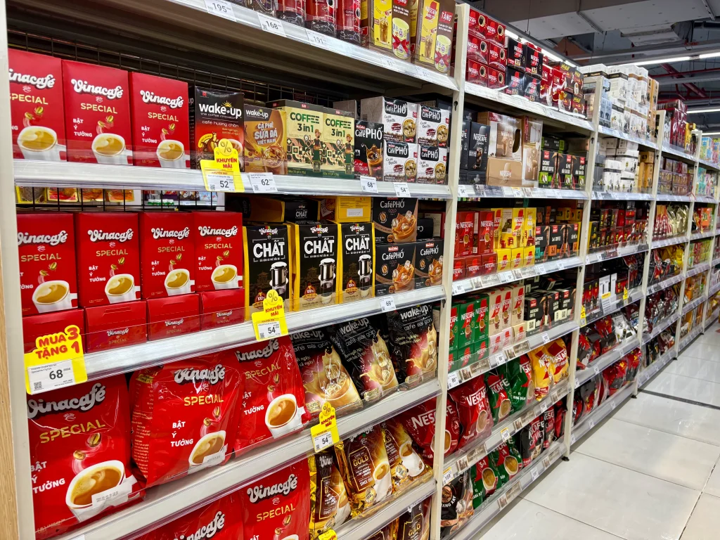 ベトナム土産に人気のインスタントコーヒーが並ぶWinMartの陳列