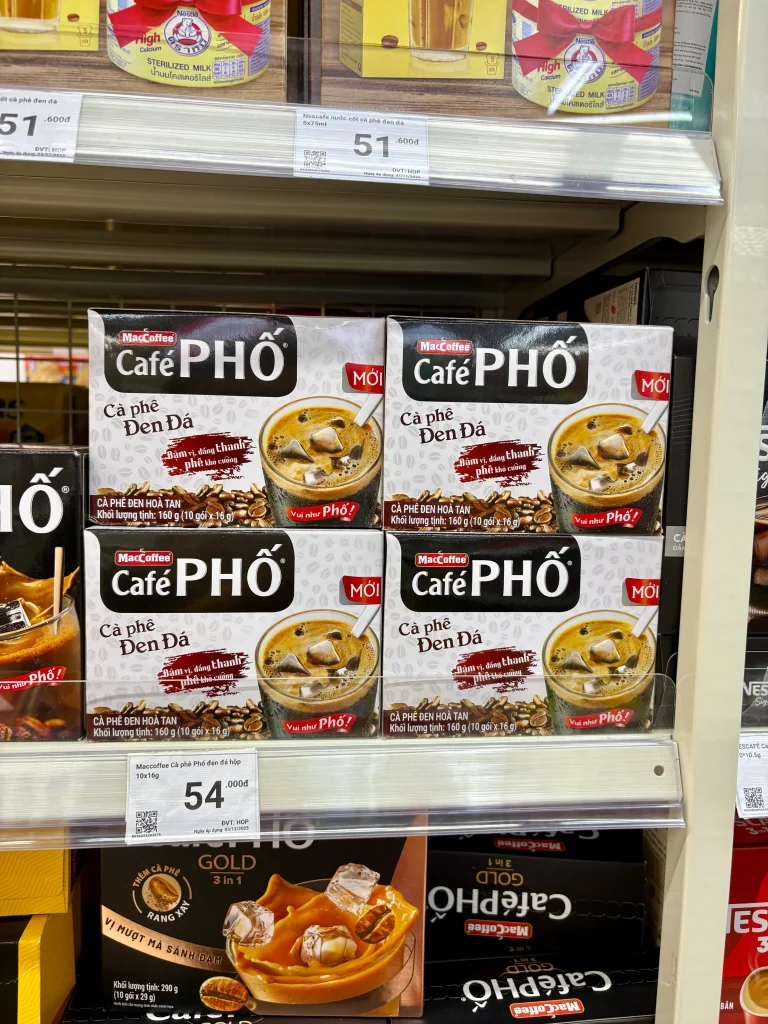 ベトナム土産に人気のインスタントコーヒーが並ぶWinMartの陳列