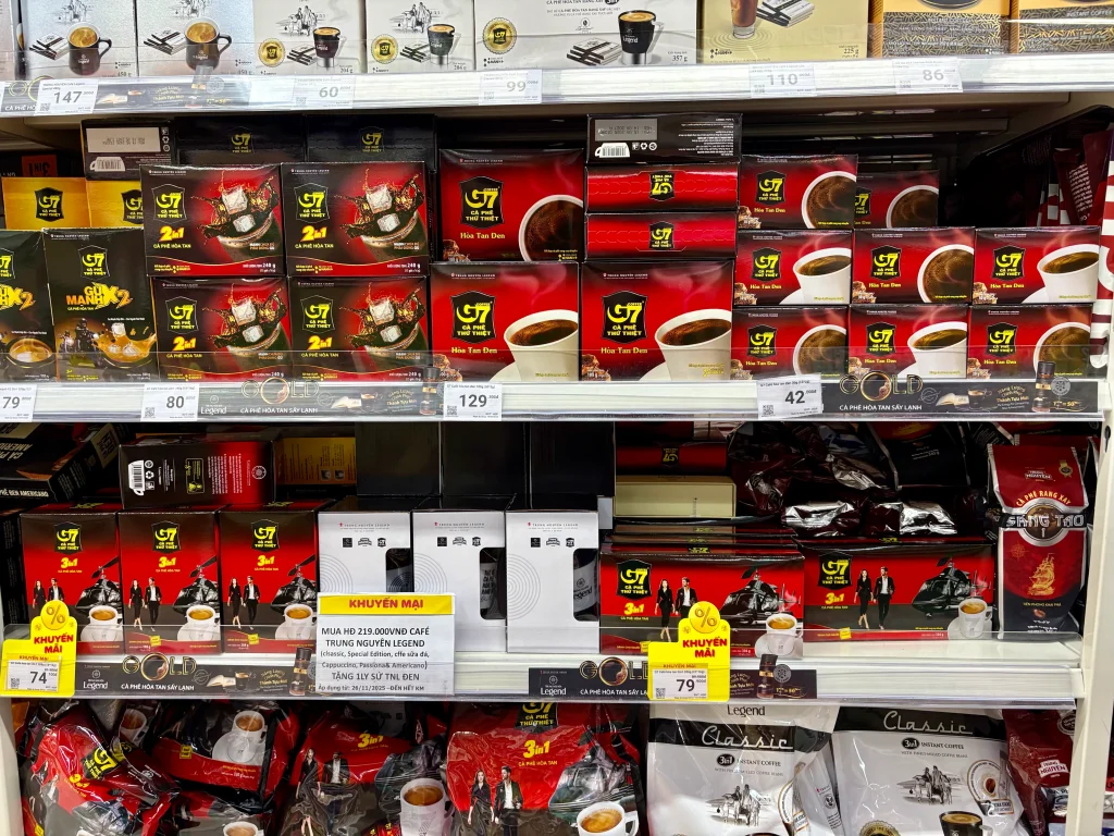ベトナム土産に人気のインスタントコーヒーが並ぶWinMartの陳列