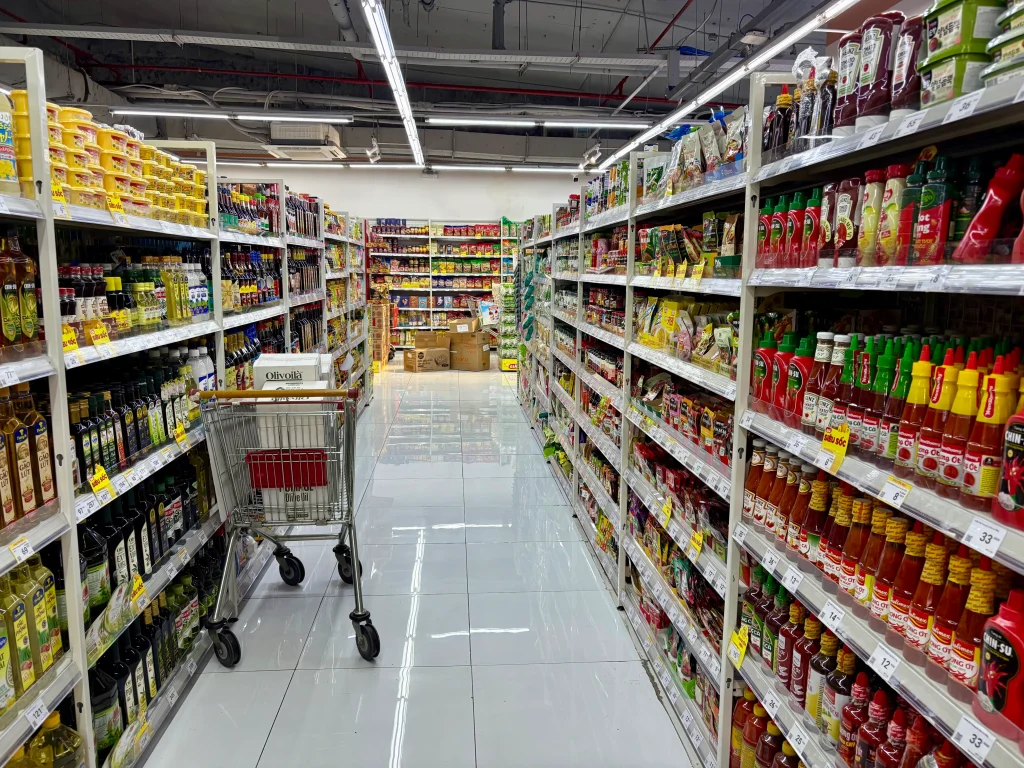 清潔で買い物がしやすいWinMart店内の通路とショッピングカート