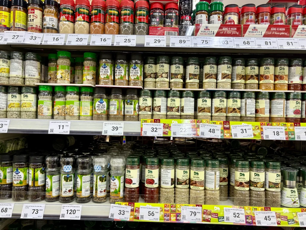 WinMartで購入できるベトナムの塩（Muoi Tieu Chanh）の値段がわかる商品棚