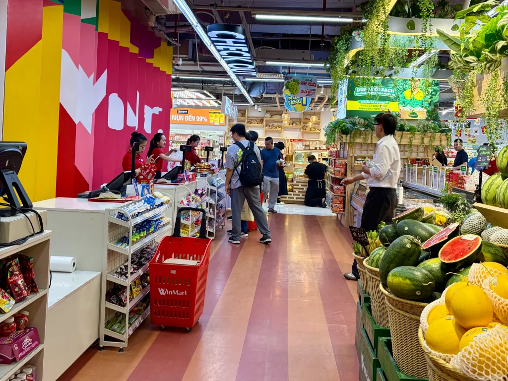 清潔で買い物がしやすいWinMart店内の通路とショッピングカート　レジ