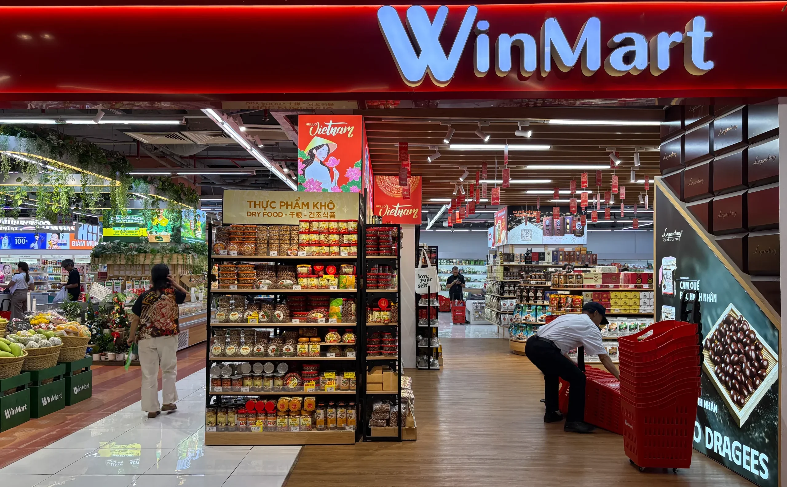 ホーチミンのスーパーWinMart店内の様子。お土産探しに最適な1区の人気スポット