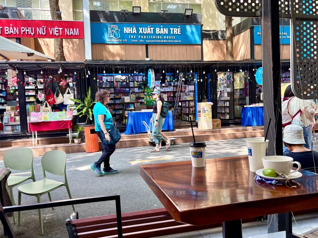 ホーチミンでフランス統治時代の建築巡りモデルコース bookストリート