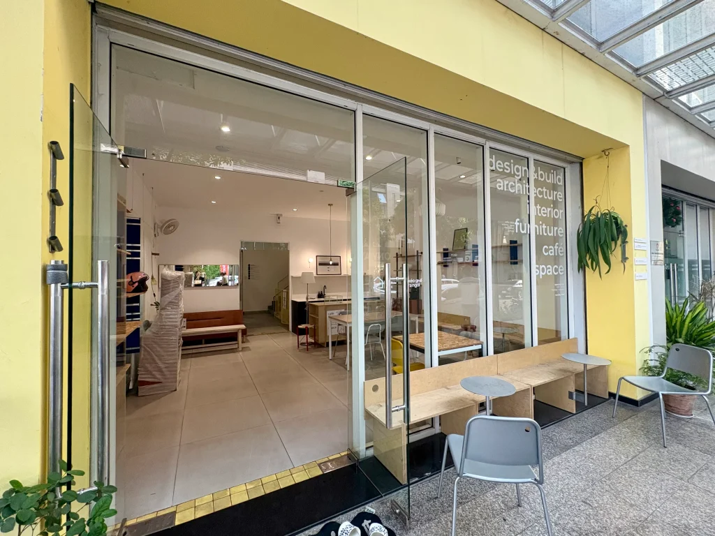 若い世代に人気のミニマルな家具が展示された、明るく開放的なMake My Homeのショールーム