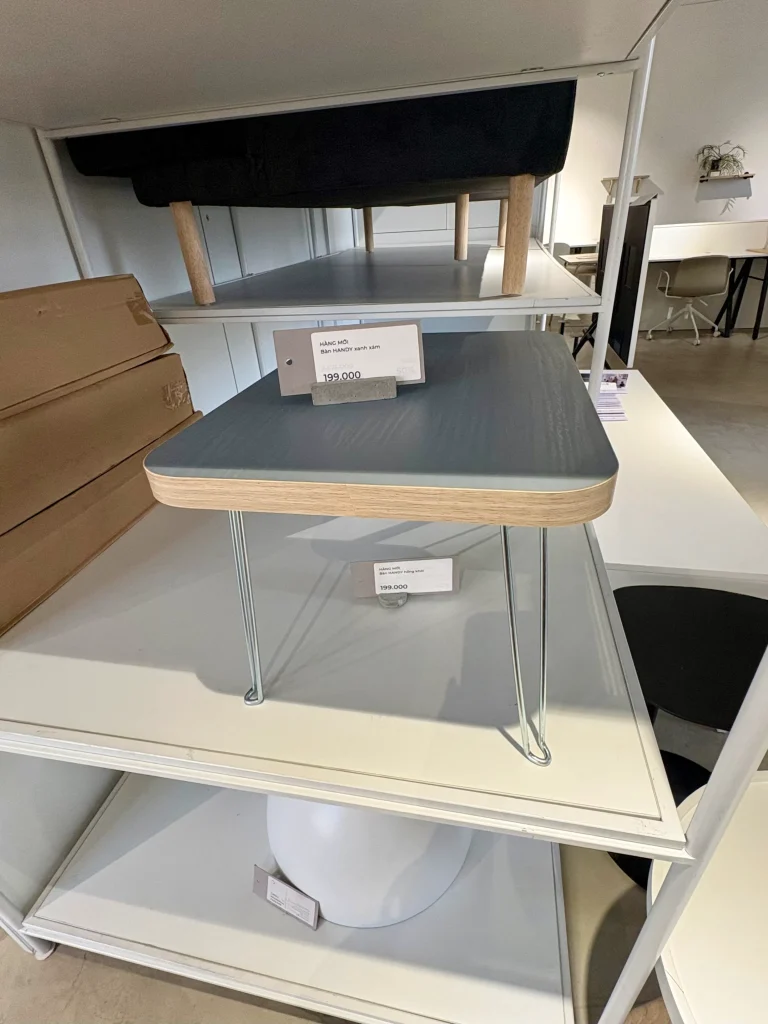 若い世代に人気のミニマルな家具が展示された、明るく開放的なMake My Homeのショールーム