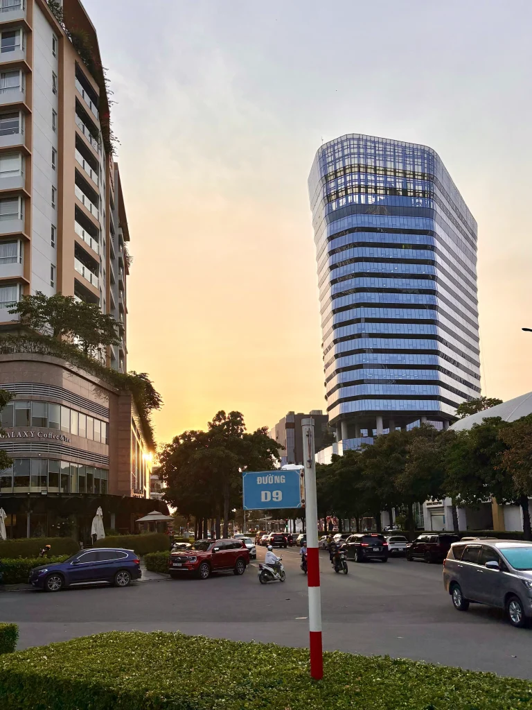 サラ公園の向かいに立つ、洗練されたデザインの複合商業施設ティソモール（Thiso Mall）