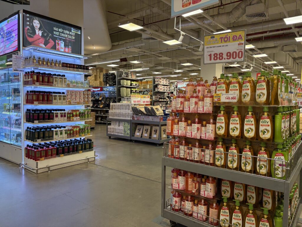 サラ公園の向かいに立つ、洗練されたデザインの複合商業施設ティソモール（Thiso Mall）の地下のe-mart