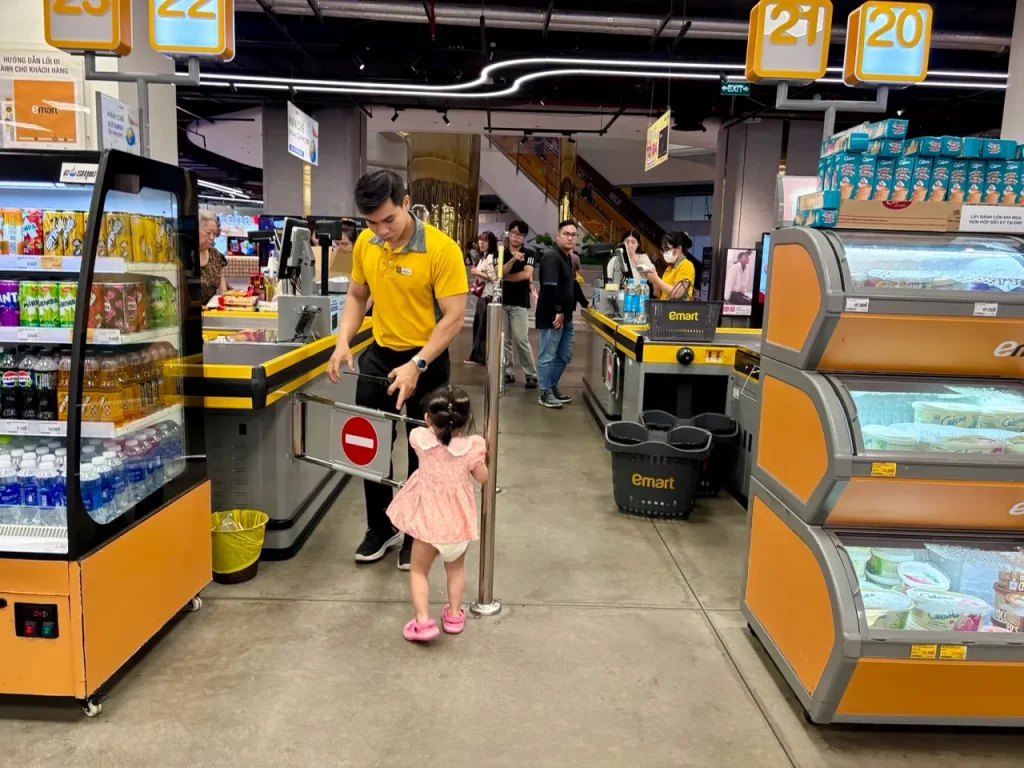 サラ地区のティソモール地下にあるe-martのレジ