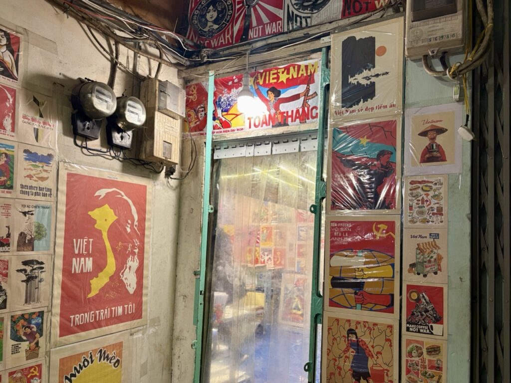 ホーチミン1区のRice Old Propaganda Postersというプロバガンダアート店　