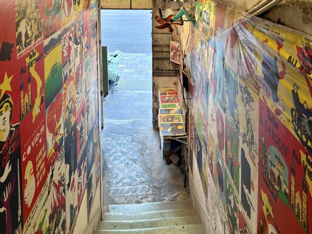 ホーチミン1区のRice Old Propaganda Postersというプロバガンダアート店　