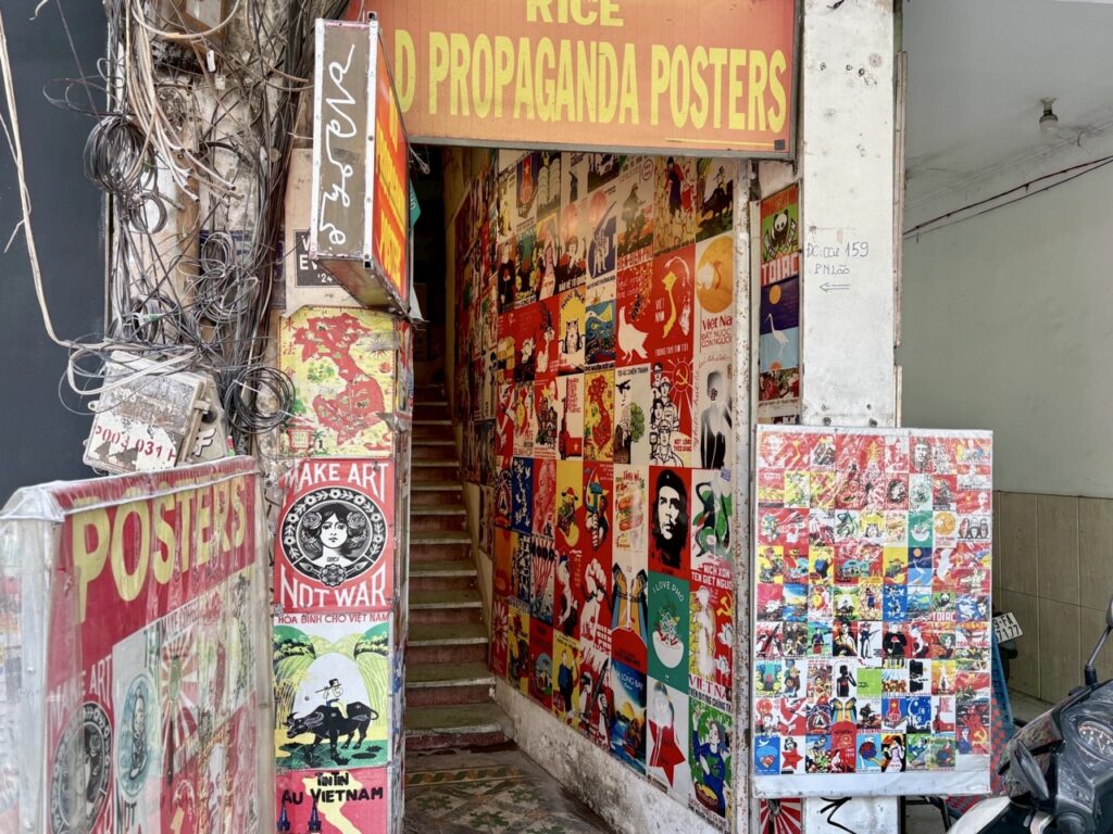 ホーチミン1区のRice Old Propaganda Postersというプロバガンダアート店　入り口
