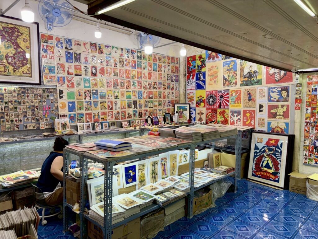 ホーチミン1区のRice Old Propaganda Postersというプロバガンダアート店　