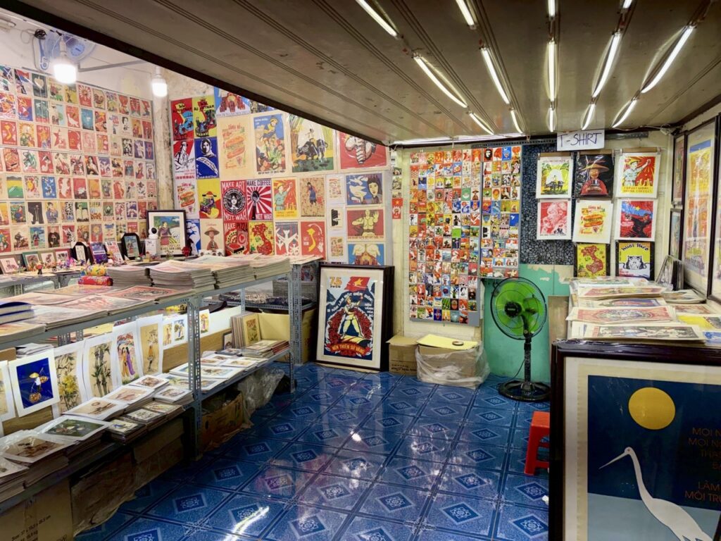 ホーチミン1区のRice Old Propaganda Postersというプロバガンダアート店　