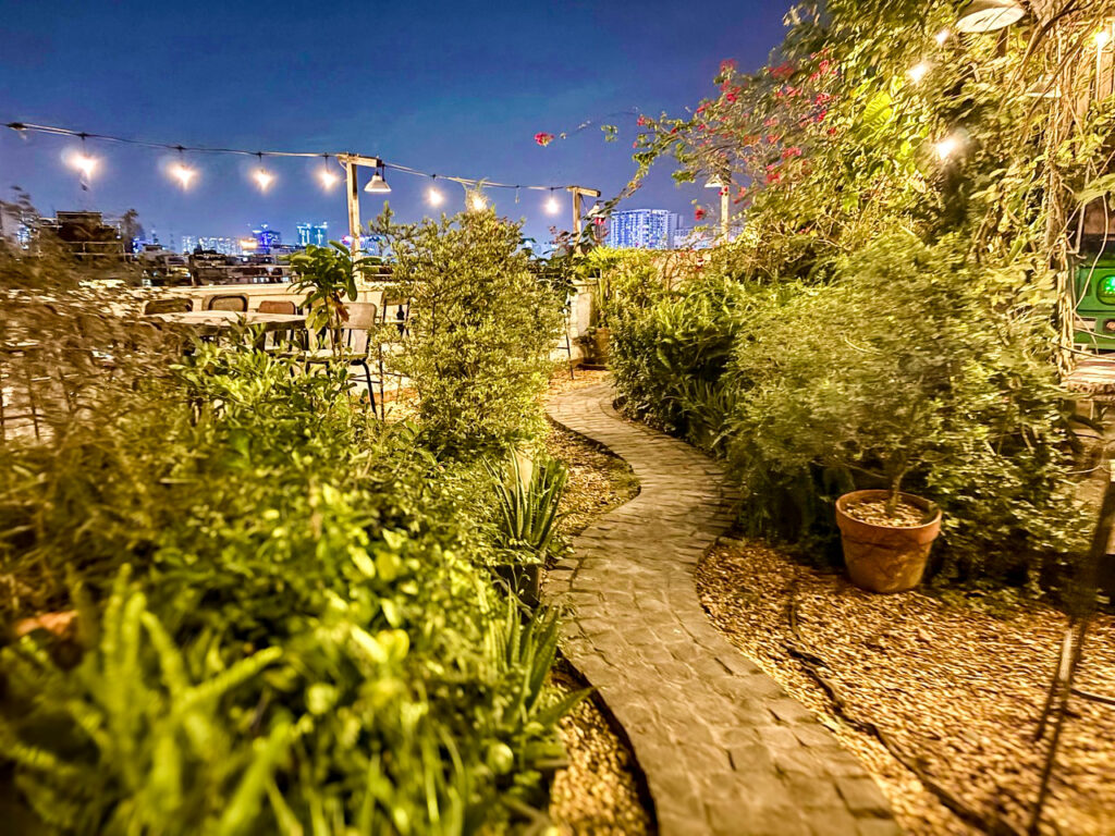 Chạng Vạng Rooftop上の階へ行く小道