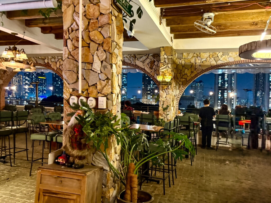 Chạng Vạng Rooftopエレベーターを降りたところ