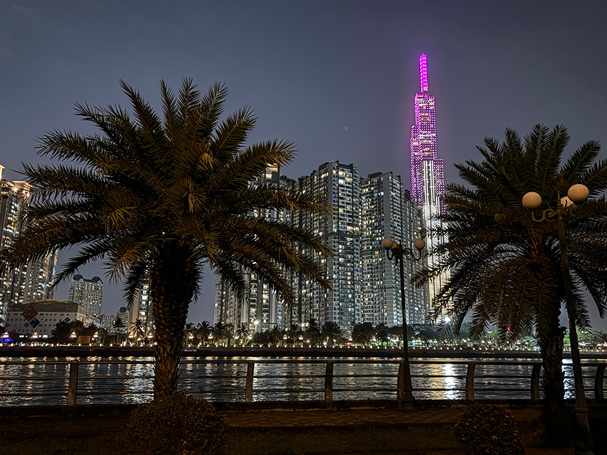 Chạng Vạng Rooftop前に流れるサイゴン川