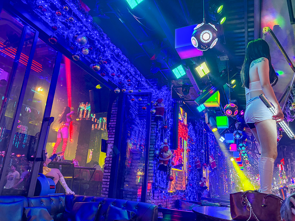 ブイビエン Bui Vien Walking Street　Sahara Bar & Lounge