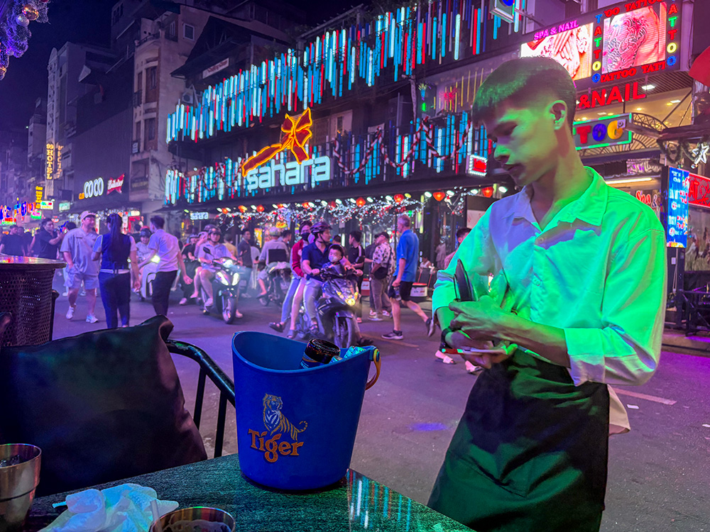 ブイビエン Bui Vien Walking Street　Sahara Bar & Lounge