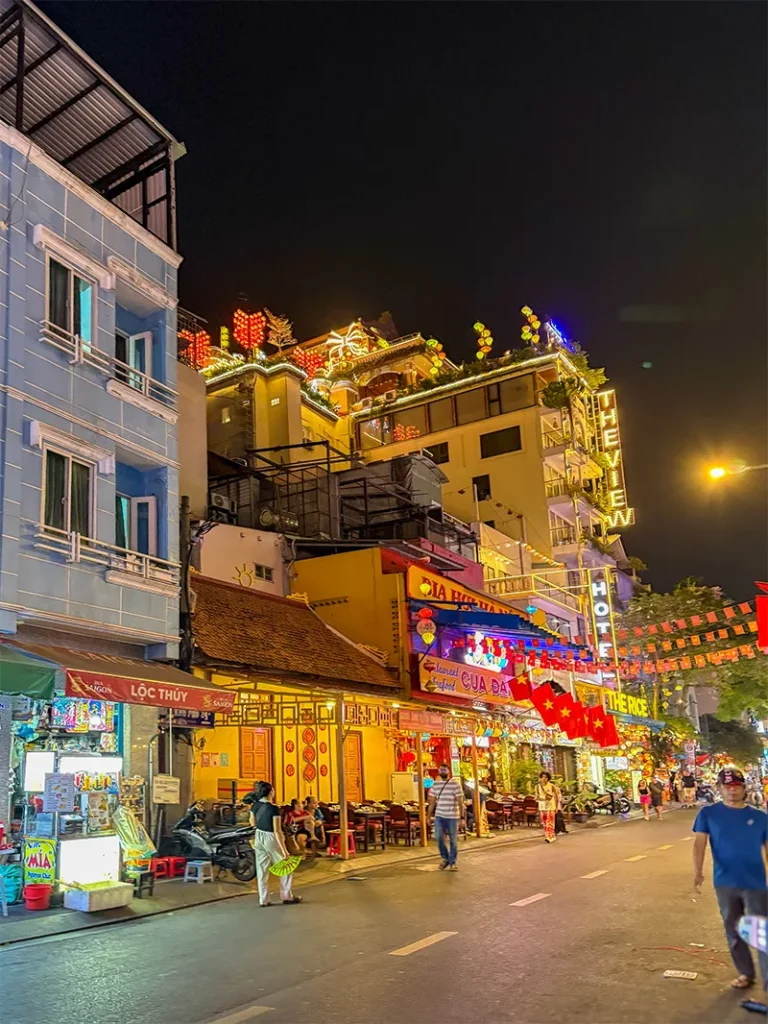 ブイビエン通りから見た「The View Rooftop Bar」