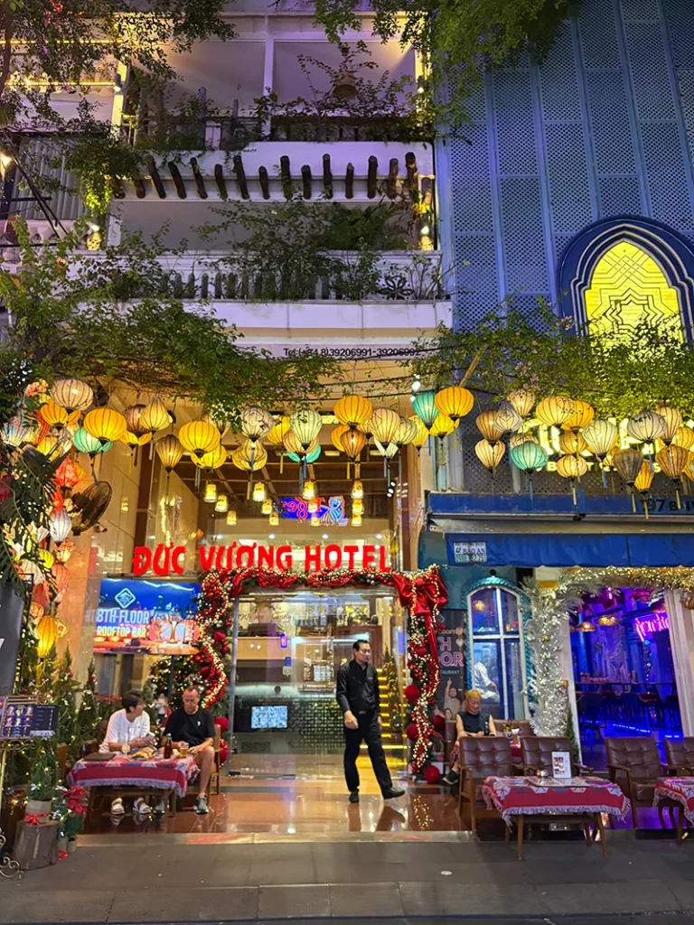 ブイビエン「The View Rooftop Bar」外観