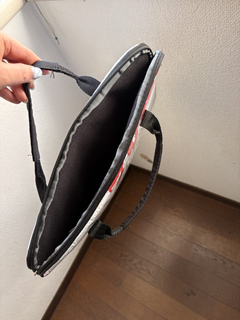 ゴックフェンの店、パソコンバッグの中
