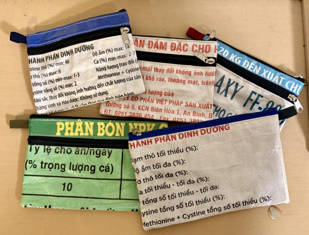 ブイビエンの土産屋の飼料袋リメイクポーチ裏