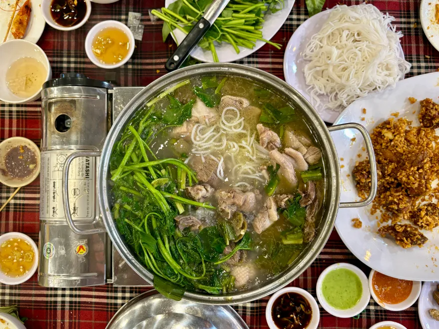 Bia Hơi Hà Nội Tân Sơn Nhất(ビアホイ ハノイ タンソンニャット)のアヒル鍋