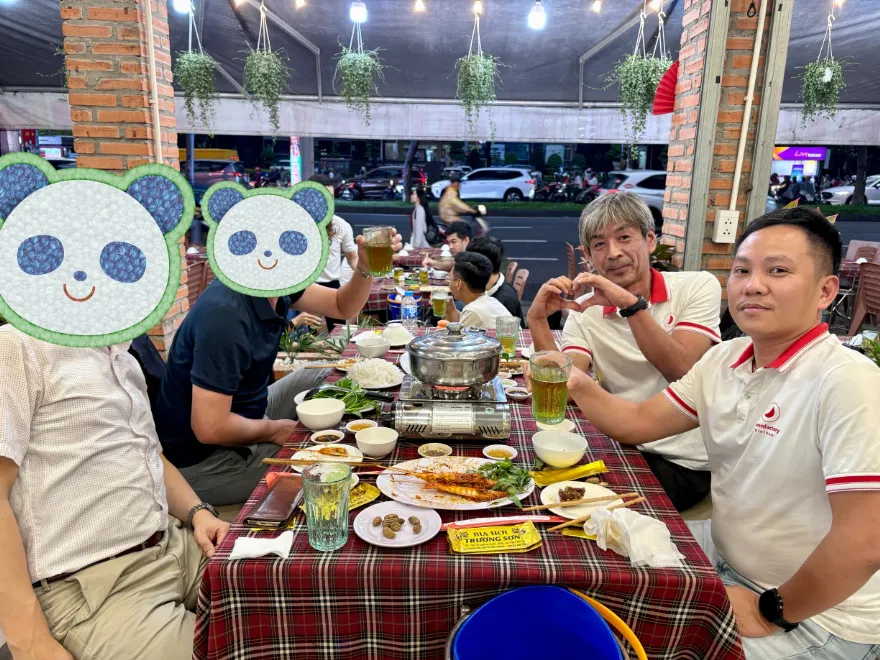 Moon Factory Vietnam
Bia Hơi Hà Nội Tân Sơn Nhất(ビアホイ ハノイ タンソンニャット)で会食