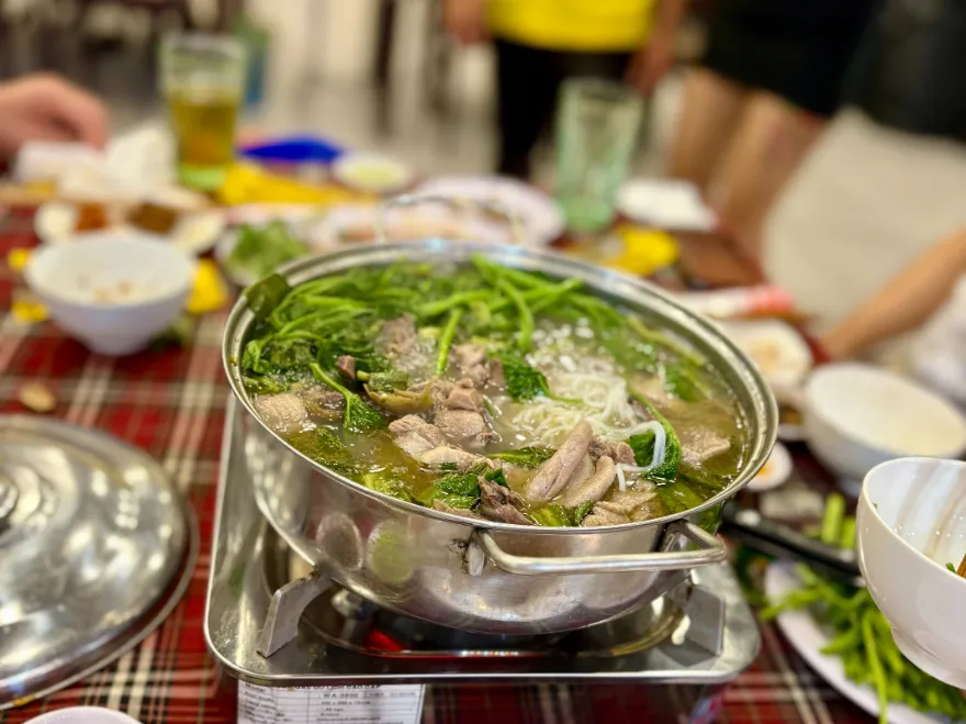 Bia Hơi Hà Nội Tân Sơn Nhất(ビアホイ ハノイ タンソンニャット)のアヒル鍋